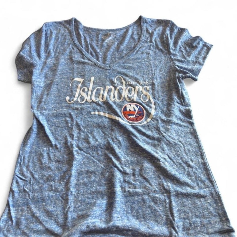 New York Islanders NHL Womens Heather Blue V-Neck Graphic T-Shirt Short Sleeve
